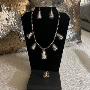 Native American Jewlery white Buffalo stone in silver beautiful set
